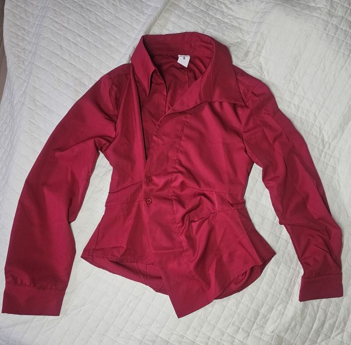 Червона нова приталена сорочка