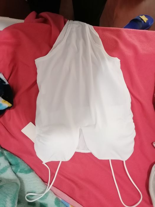 body branco com almofada