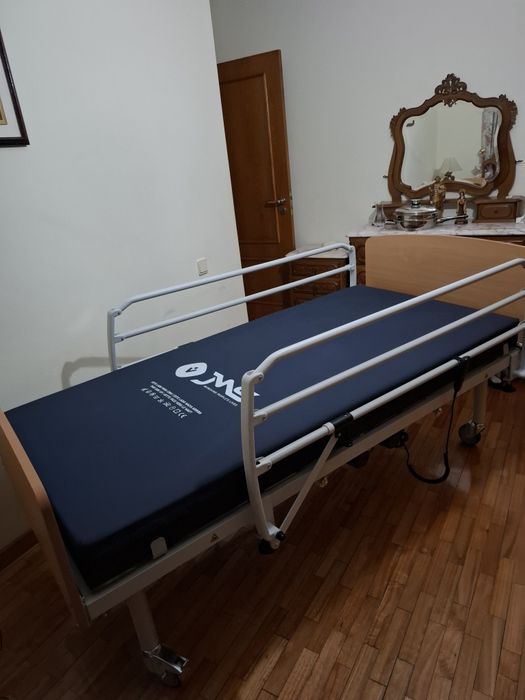 Cama articulada e colchão como novo