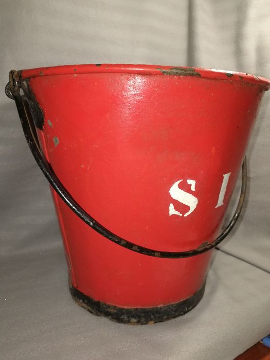 Balde de metal antiga estação de serviço