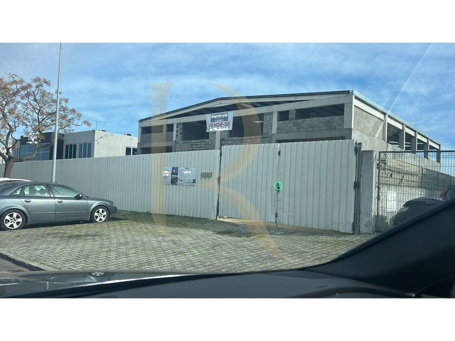 Armazém com logradouro em Pinhal de Frades - Casal do Marco