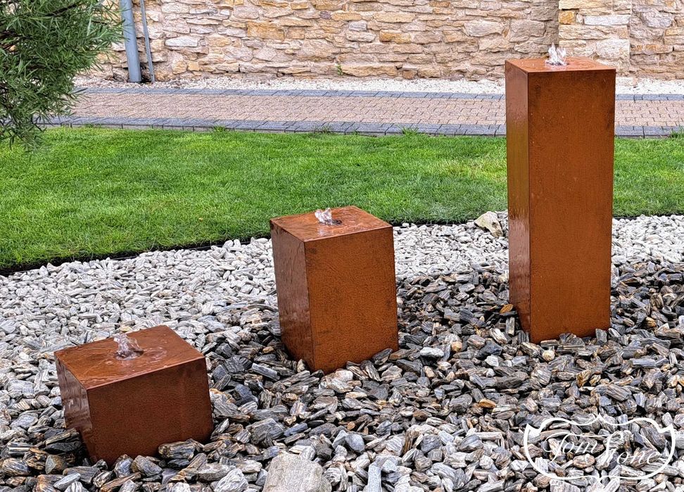 Fontanna ogrodowa. Fontanny ze STALI CORTEN jako trzy filary.  CORTEN.