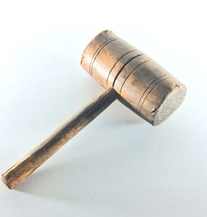 Martelo de madeira antigo