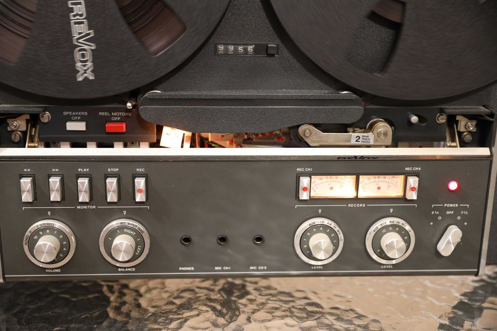 Gravador Revox A77 MK IV (2 Pistas), Modelo Valise, com amplificação propria, 4 Alti-Falantes de 10 Wats integrados