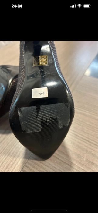 Sapatos de salto alto pretos com padrão brilhante dourado.