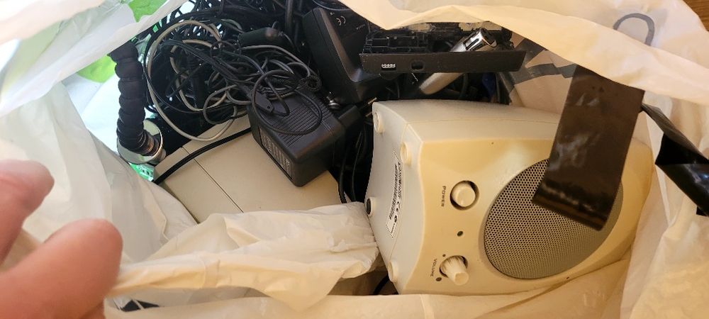 Oddam elektronikę dyski płyta główna przewody głośniki