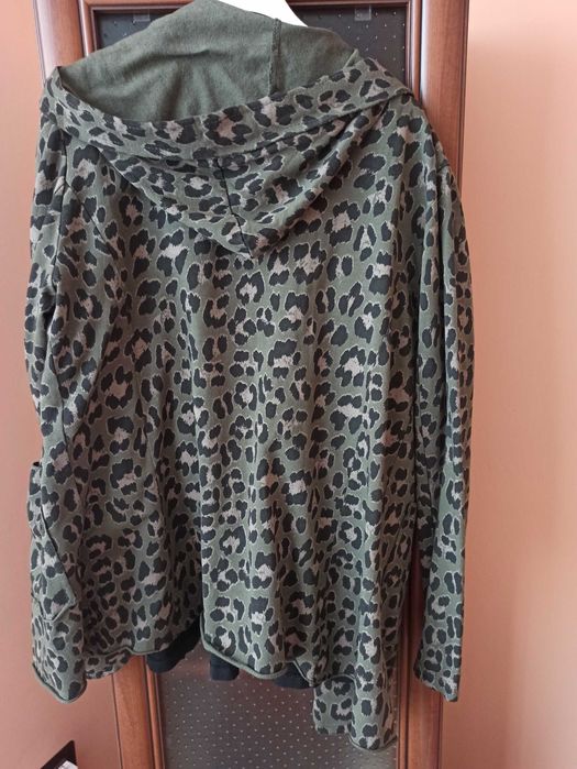 Bluzo-marynarka z kapturem panterka