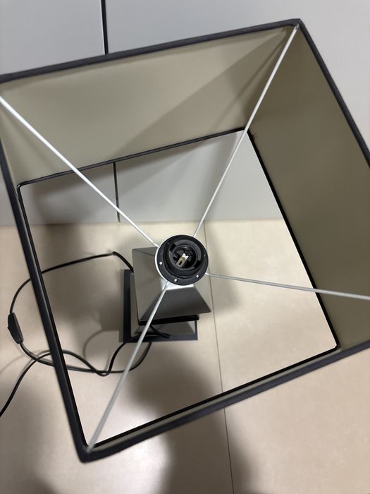 Candeeiro em tons pretos e cinzentos