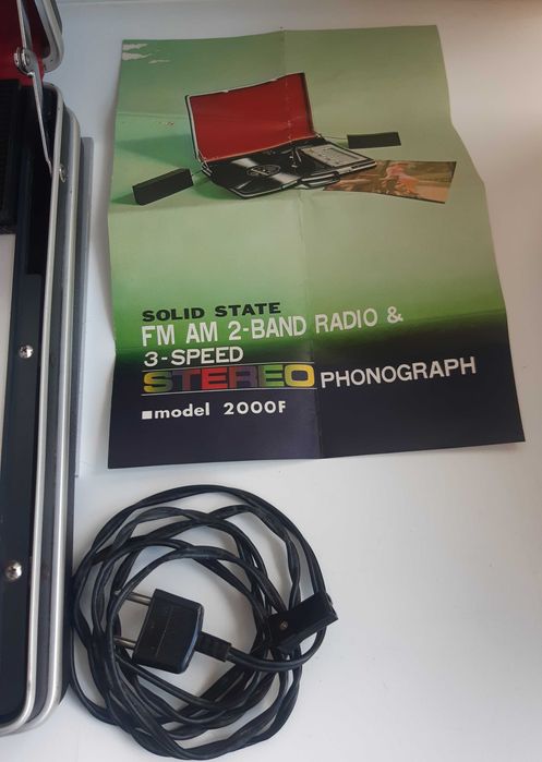 Antigo Rádio e Gira Discos de viagem