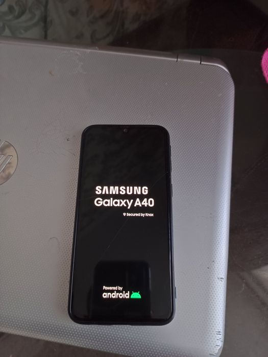 Продам Samsung A40 в гарному стані.