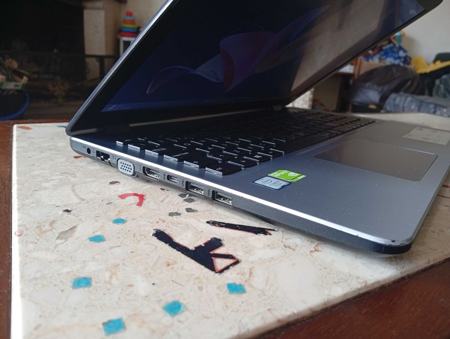 Asus Vivobook i5 8250U + 2 Gráficas + 12GB RAM + SSD + HDD