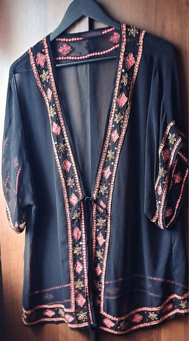 Narzutka XL z przezroczystej czarnej tkaniny z rózowm haftem