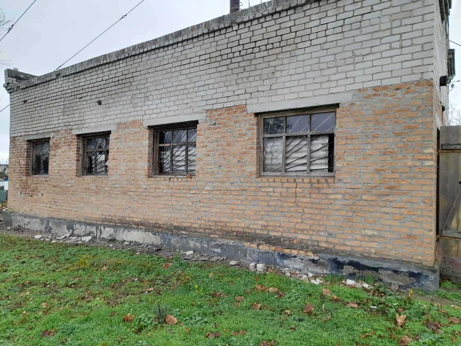 Одноповерхова будівля S= 61,2 м2. Зарічне, вул. Незалежності, 2-А