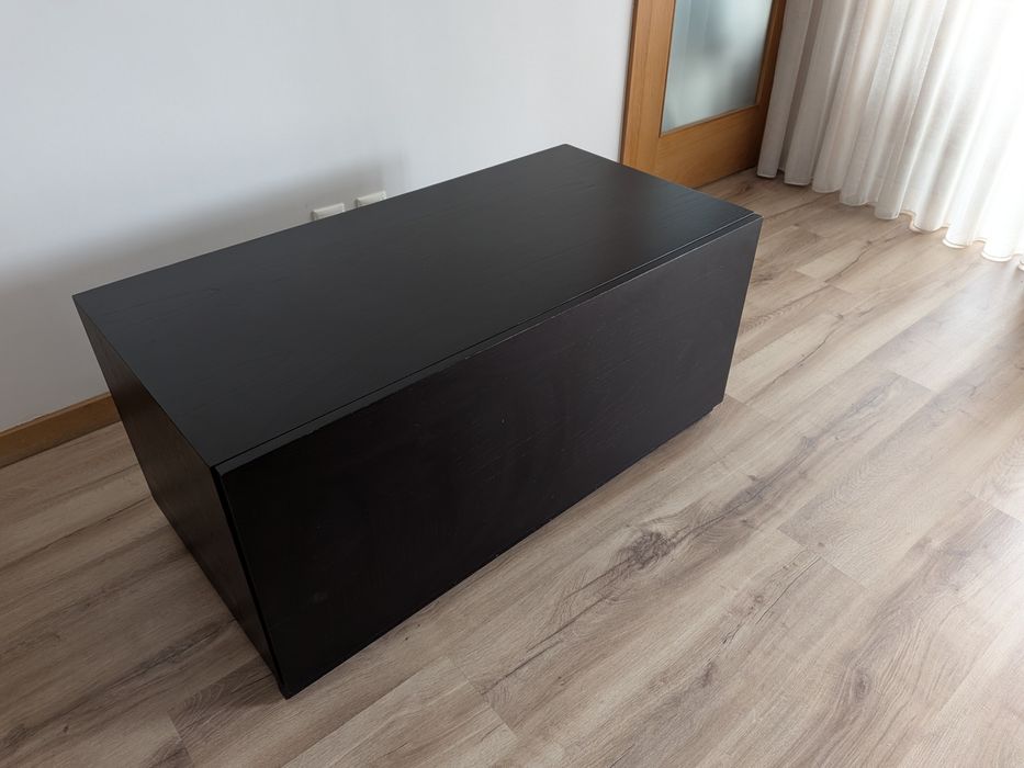 Móvel em carvalho escuro com gavetão e dois espaços