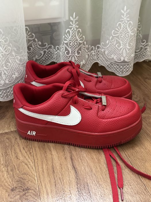 Кросовки найки червоні