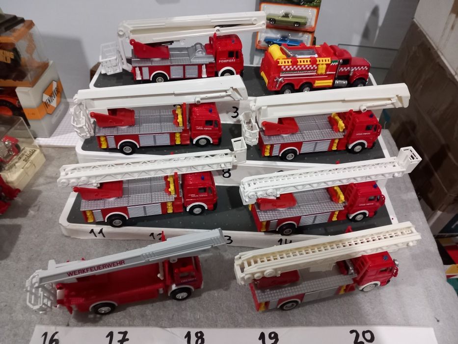Miniaturas diversas de bombeiros