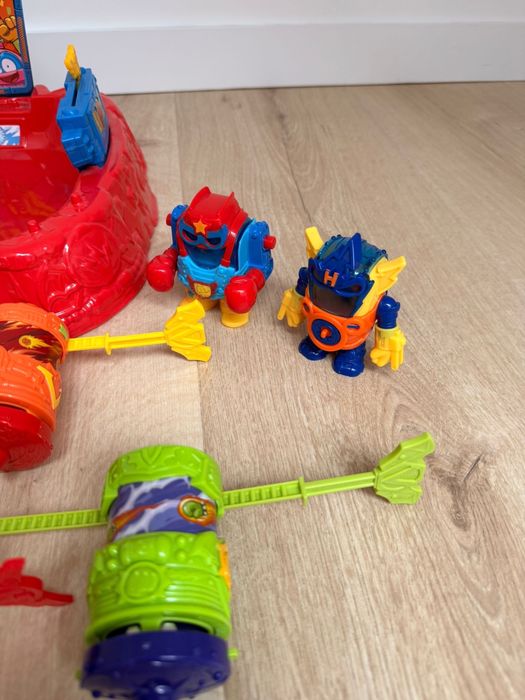 Super Zings( Things) zestaw Battle Arena, dodatkowo 2 spinery ,4 roboty extra 2  zlote super thinksy