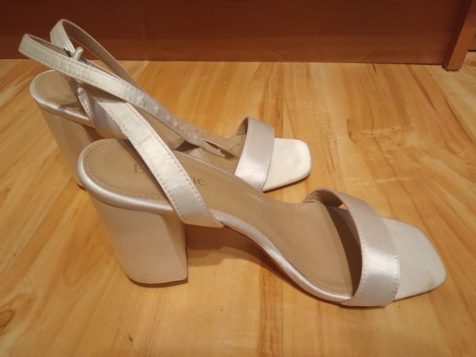 Buty damskie ecru na obcasie