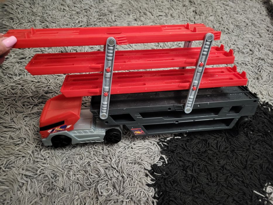 Samochód Hotweels megatransporter