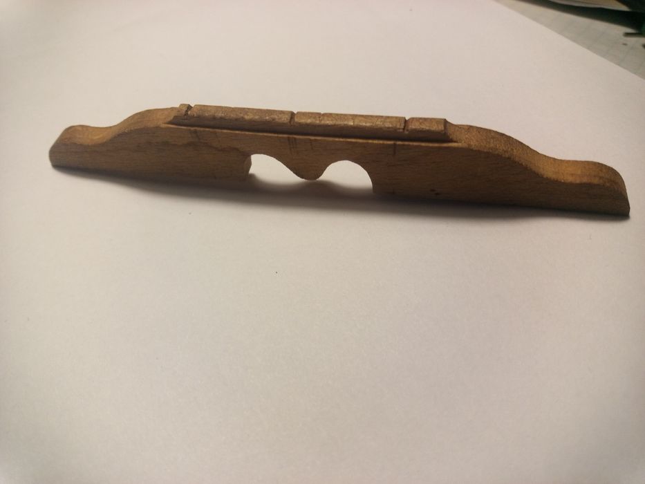 дерев'яна підставка для струнних балалайка домра