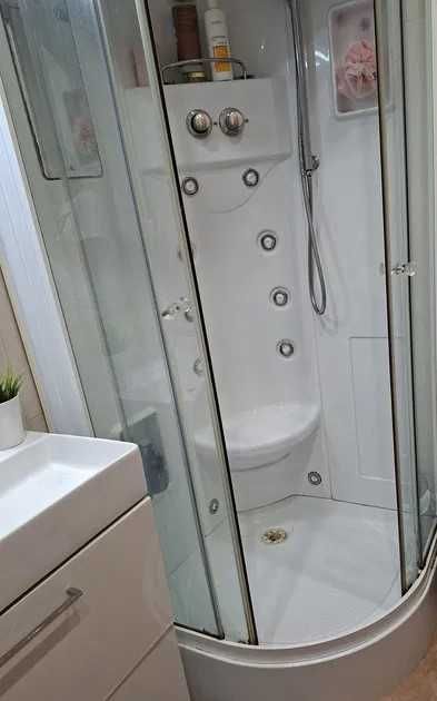 Cabine de duche curva, de canto, incui base e tecto. Perfil de inox curvo, de cima e o debaixo