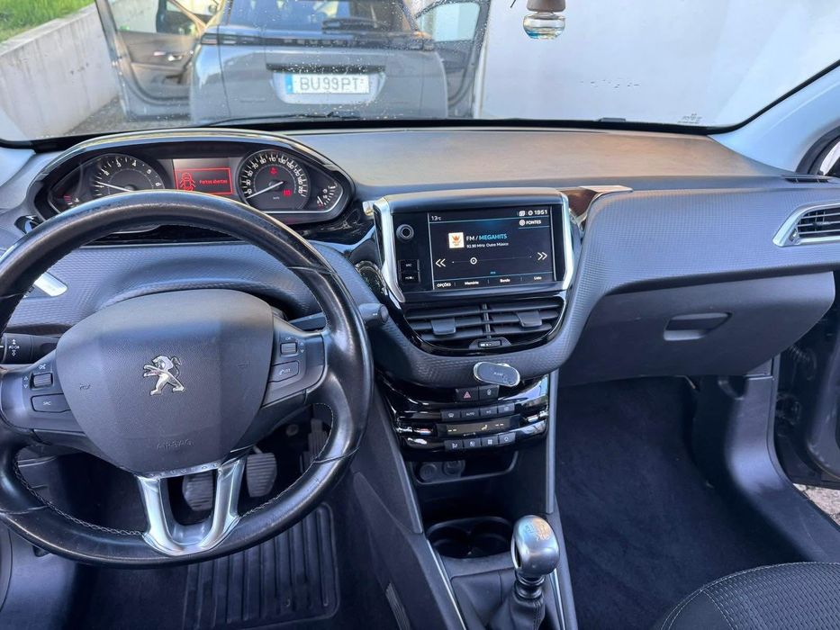 Peugeot 208 ano 2019 cinzento