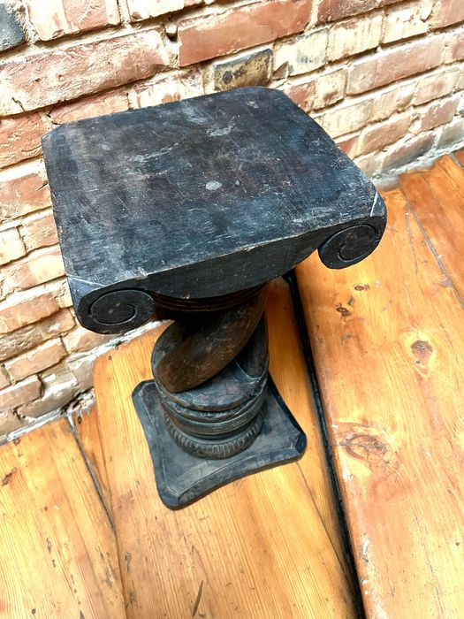 Drewniany rzeźbiony postument – pod kwiaty, rzeźby, jako dekoracja