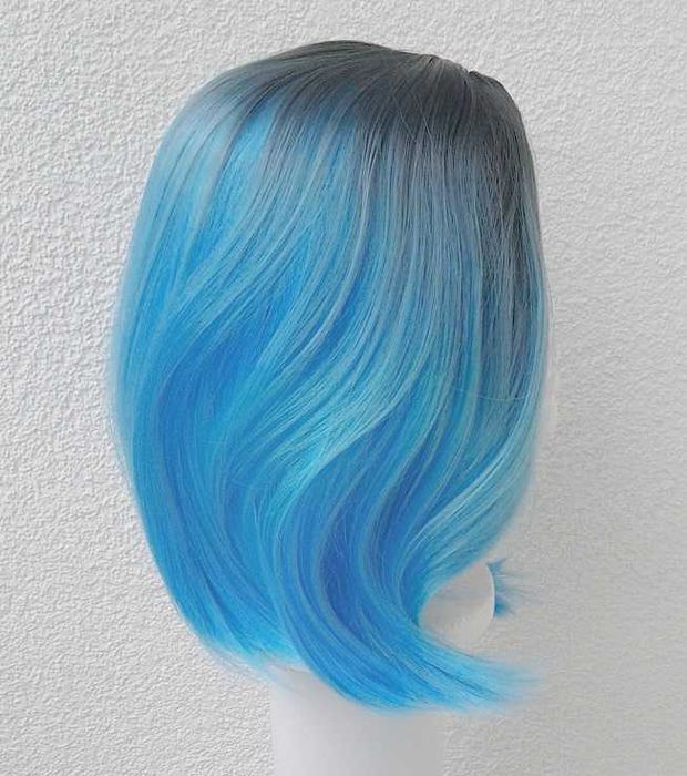 Niebieska błękitna peruka z odrostem przedziałkiem cosplay wig