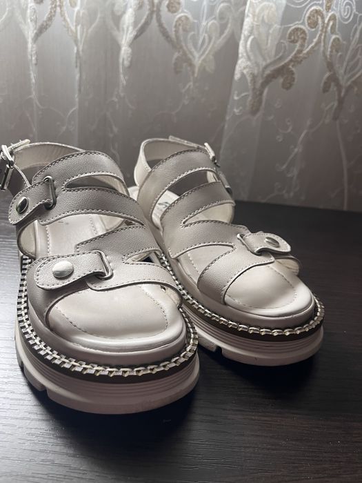 Бежеві босоніжки 37 розмір