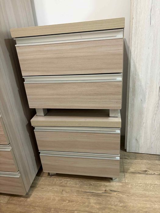 Szafa i dwa stoliki nocne