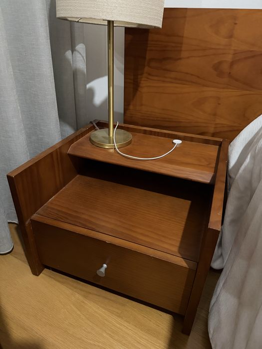 Mobília de quarto em cerejeira – cama, cómoda e 2 mesas de cabeceira