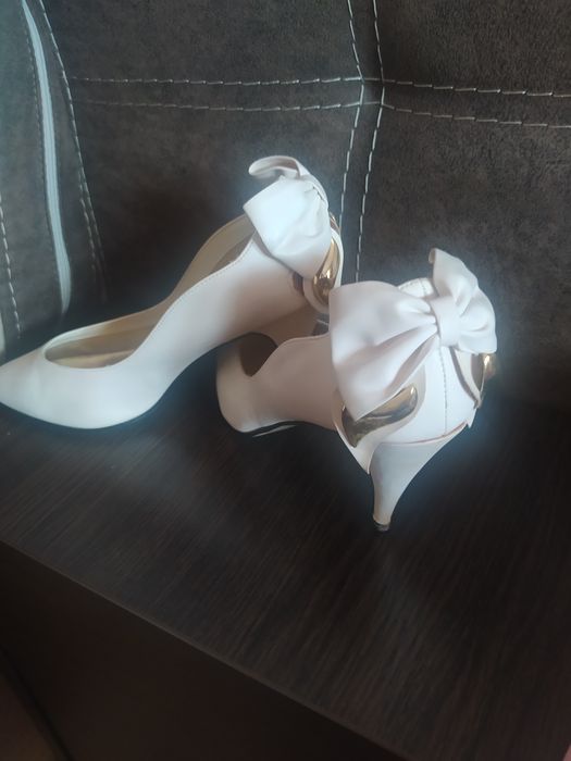 Нарядні  туфлі  каблук середній  виробництва Італії майже  нові