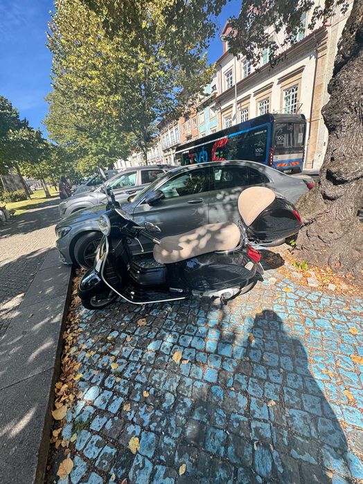 Vespa 250 GTS ie ABS, preto com mala