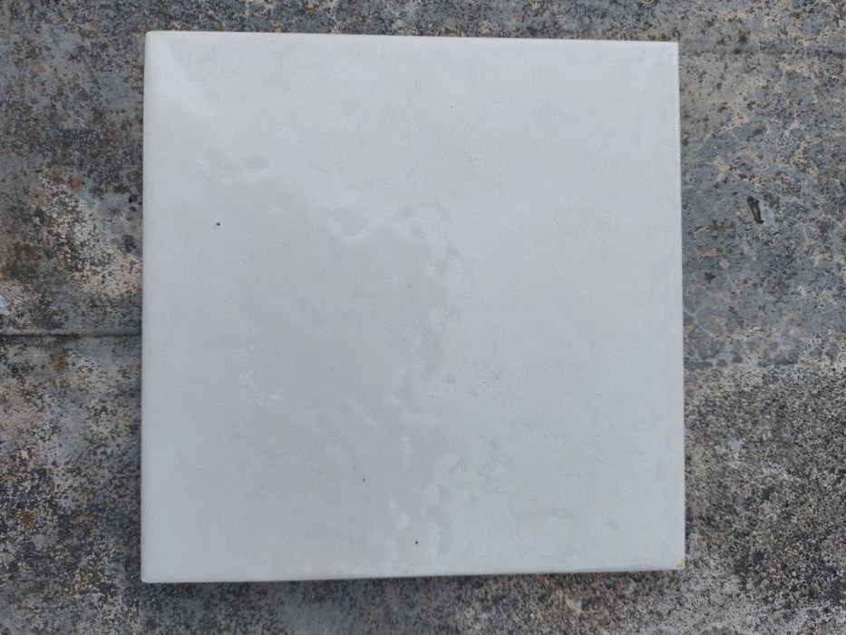 Azulejos novos em branco com ligeiro relevo15x15