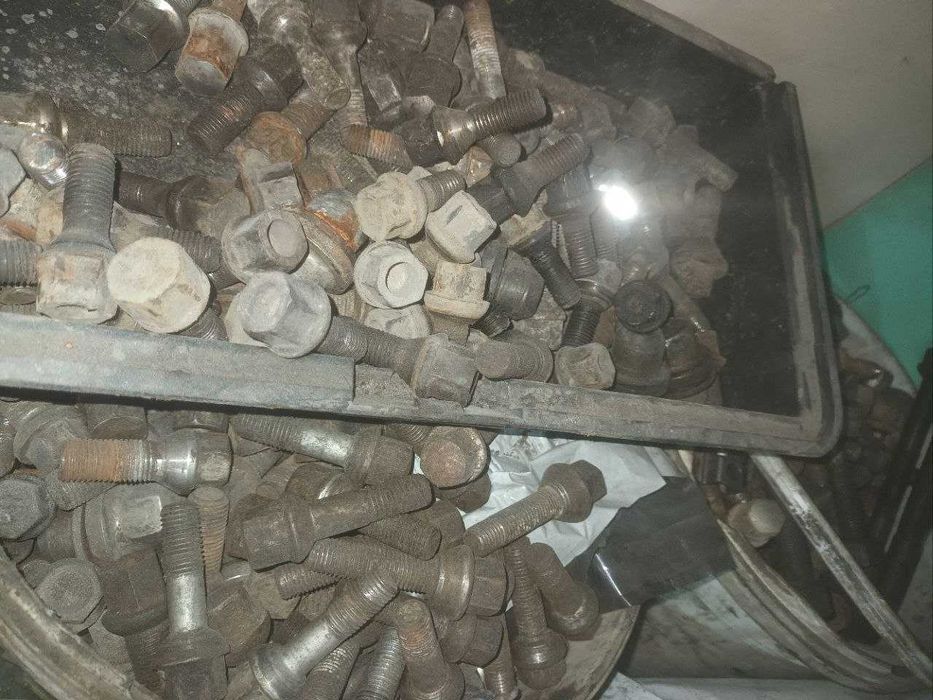 Болти гайки насипом кг колісні