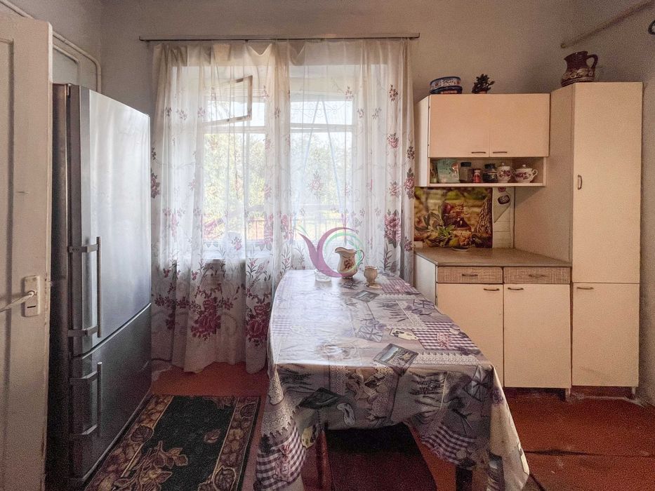 Продається окремостоячий будинок  з садом та гаражем на території.