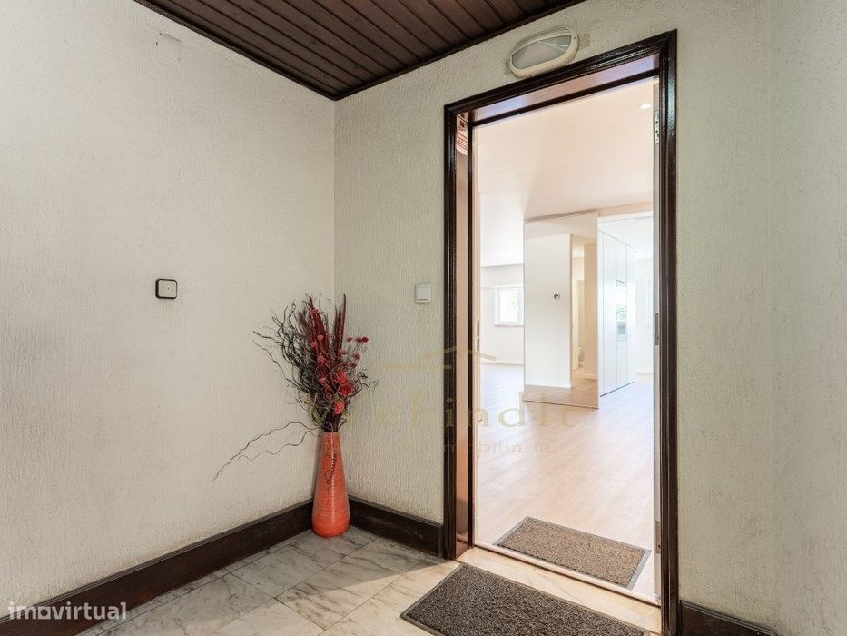 Apartamento T1 remodelado num condomínio com garagem, piscina e jar...