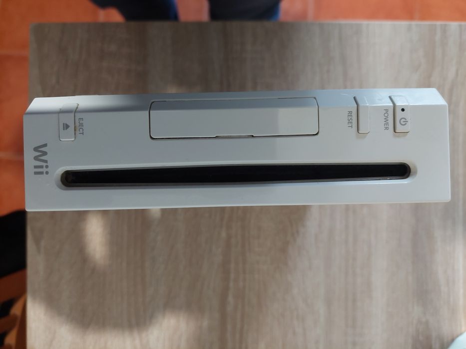 Consola Wii com balança Wiifit e acessórios