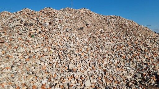 Duże ilości kruszywa betonowego i ceglanego