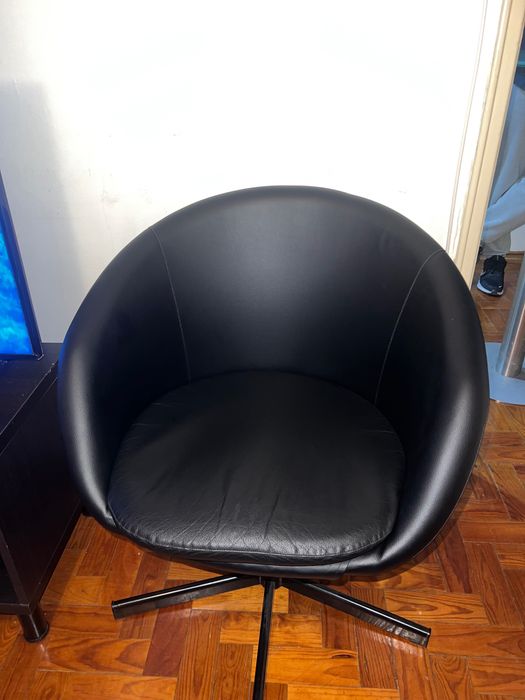 Duas cadeiras em couro