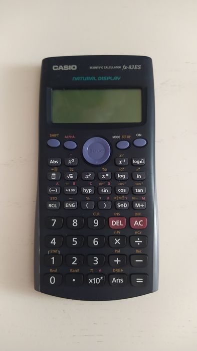 Інженерний калькулятор є моделлю Casio fx-83ES.