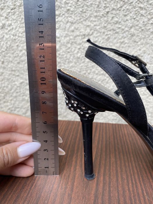 Продам босоножки на каблуке, нарядные