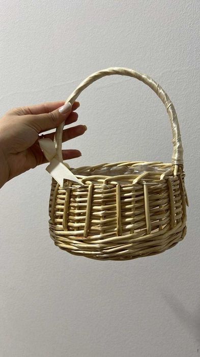 Cesta de flor com pétalas