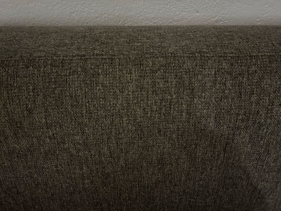Sofá de 2 lugares com pés de palito