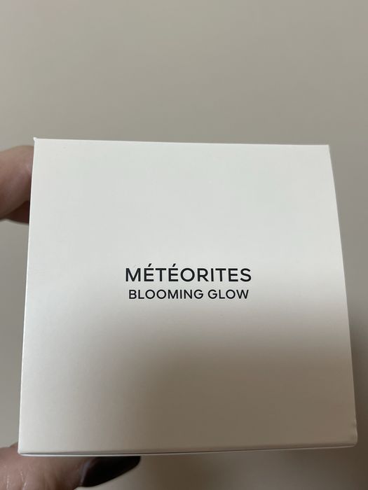 GUERLAIN.Météorites Blooming Glow Light Revealing Pearls of Powder