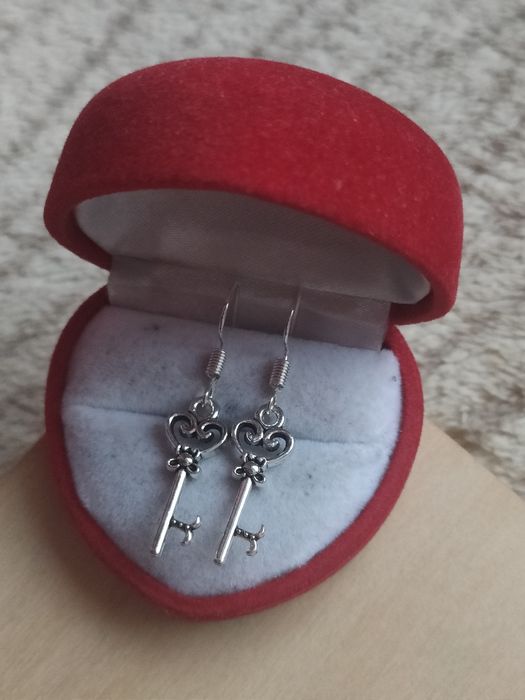 Przepiękne kolczyki klucze kolczyki klucz bigle kolor srebrny earrings
