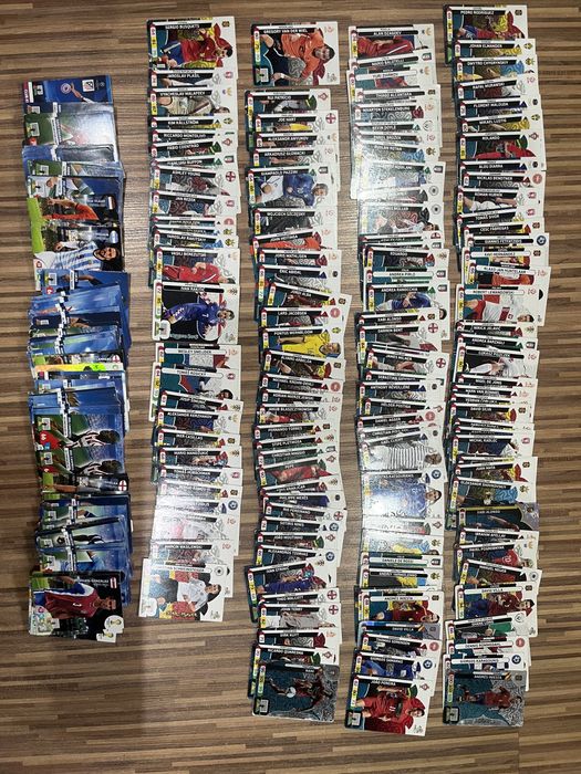 Karty piłkarskie z wielu edycji