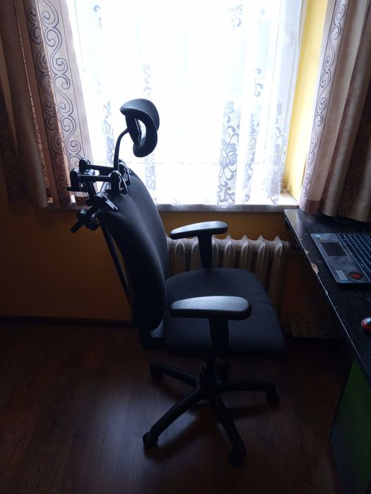 Wyposaż krzesło biurowe w uniwersalny ergonomiczny zagłówek!