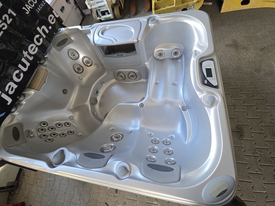 Jacuzzi dzakuzi ogrodowe taras ogrod caloroczne ocieplone sundance spas Marin