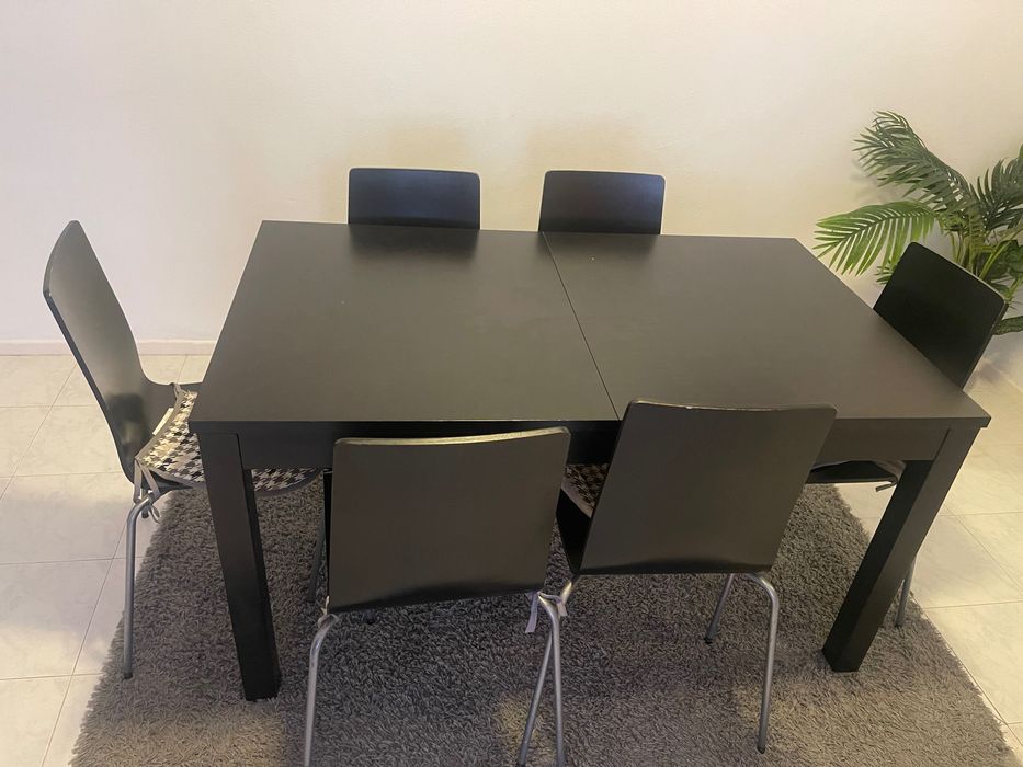 Mesa de jantar extensível preta, e em bom estado